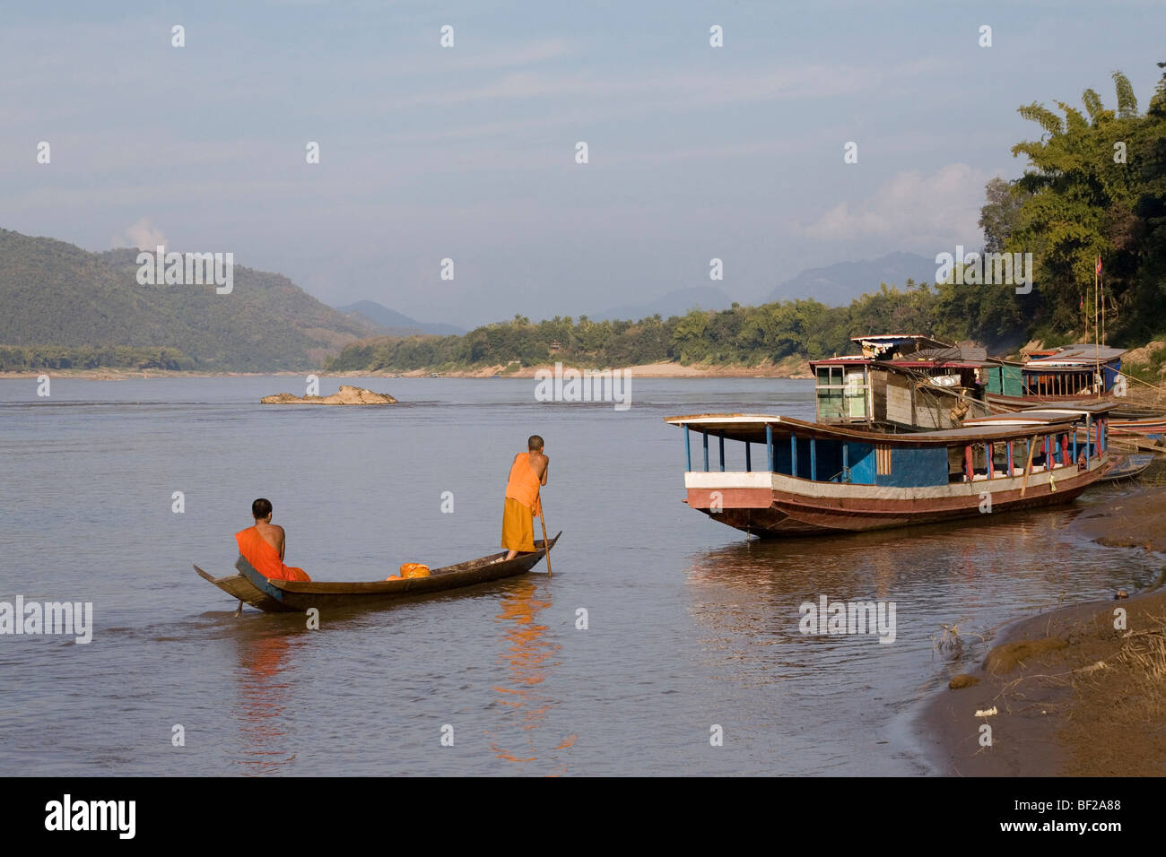 Zwei junge buddhistische Mönche in einem Boot auf dem Fluss Mekong, Luang Prabang, Laos Stockfoto