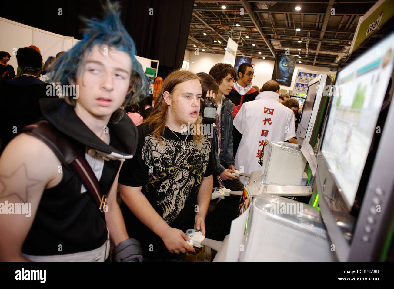 Fans spielen von Videospielen auf der London MCM Expo. Großbritannien 2009. Stockfoto