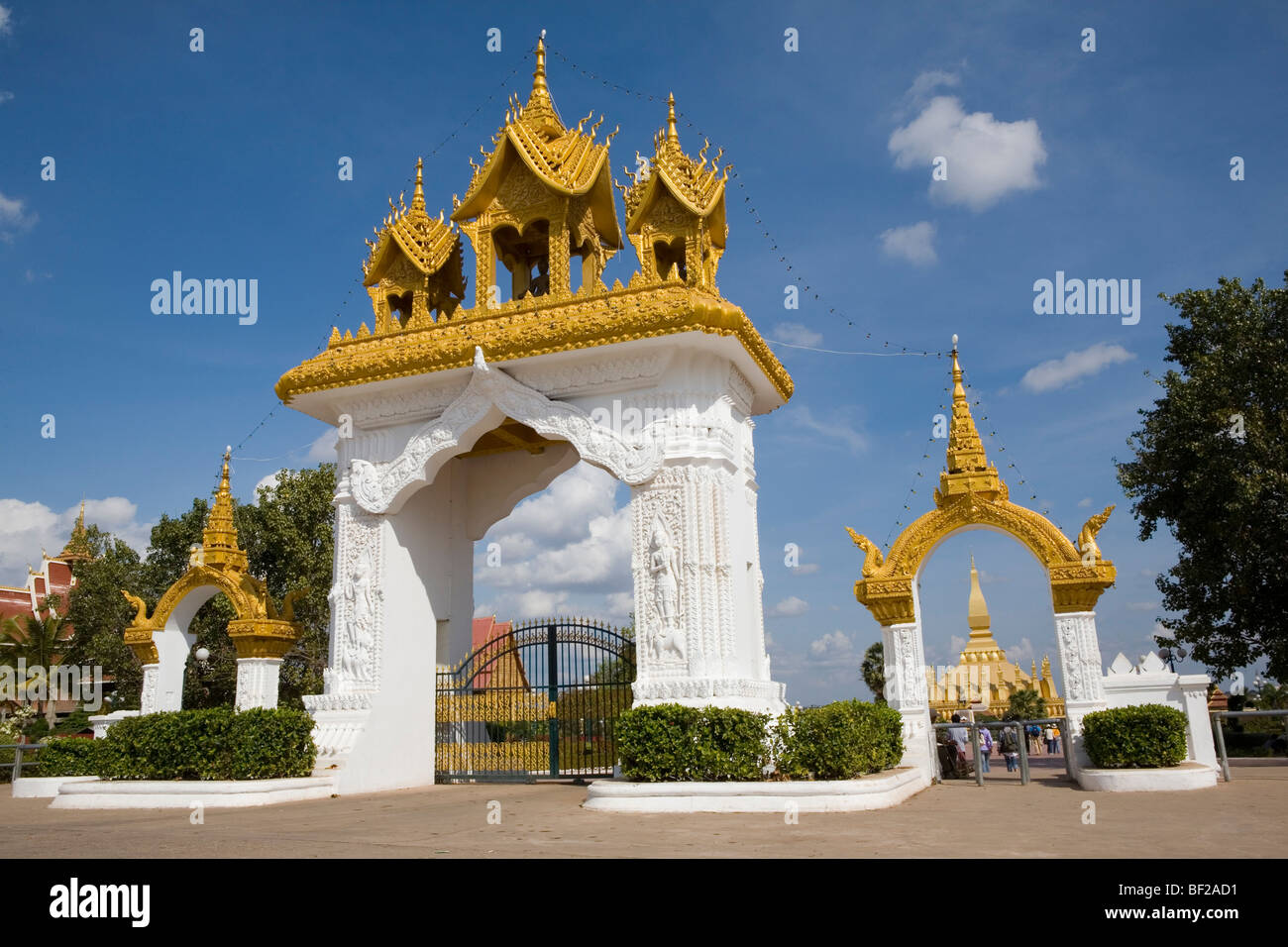 Eingangstor zur buddhistischen Stupa Pha, die Luang, Nationalsymbol und religiöse Monument in Vientiane, der Hauptstadt von Laos Stockfoto