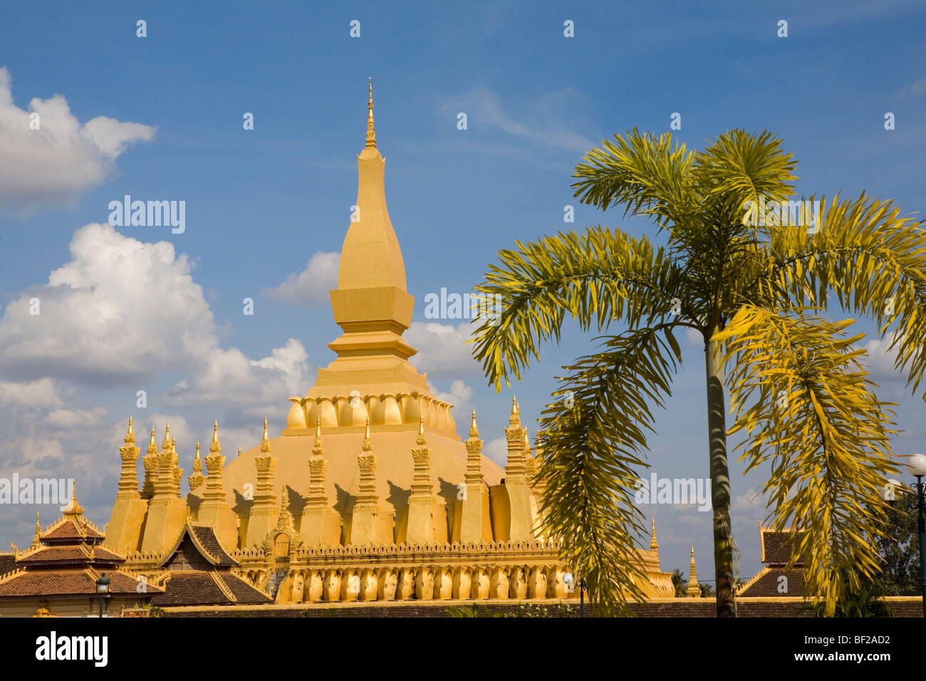 Buddhistische Stupa Pha, die Luang im Sonnenlicht, Nationalsymbol und religiöse Monument, Vientiane, der Hauptstadt von Laos Stockfoto