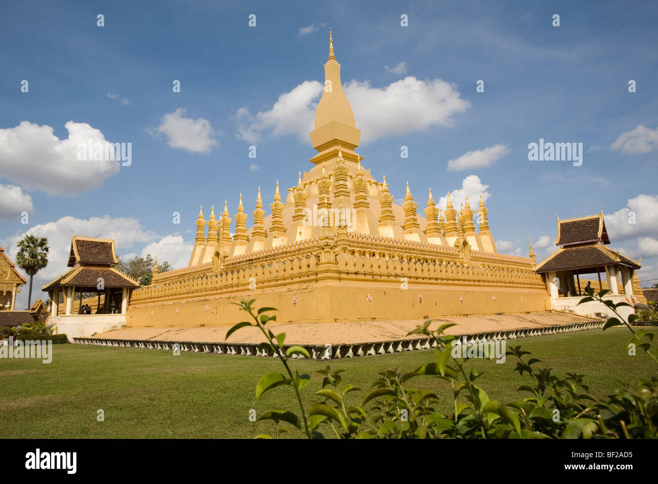 Buddhistische Stupa Pha, die Luang unter blauem Himmel, Nationalsymbol und religiöse Monument in Vientiane, der Hauptstadt von Laos Stockfoto
