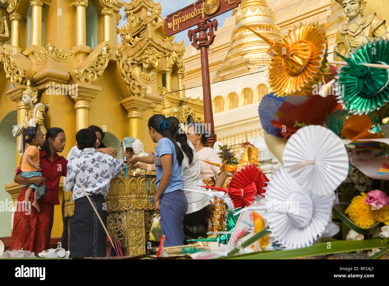 Buddhistische Gläubige mit Opfergaben in der Shwedagon-Pagode in Yangon, Rangun, Myanmar, Birma Stockfoto