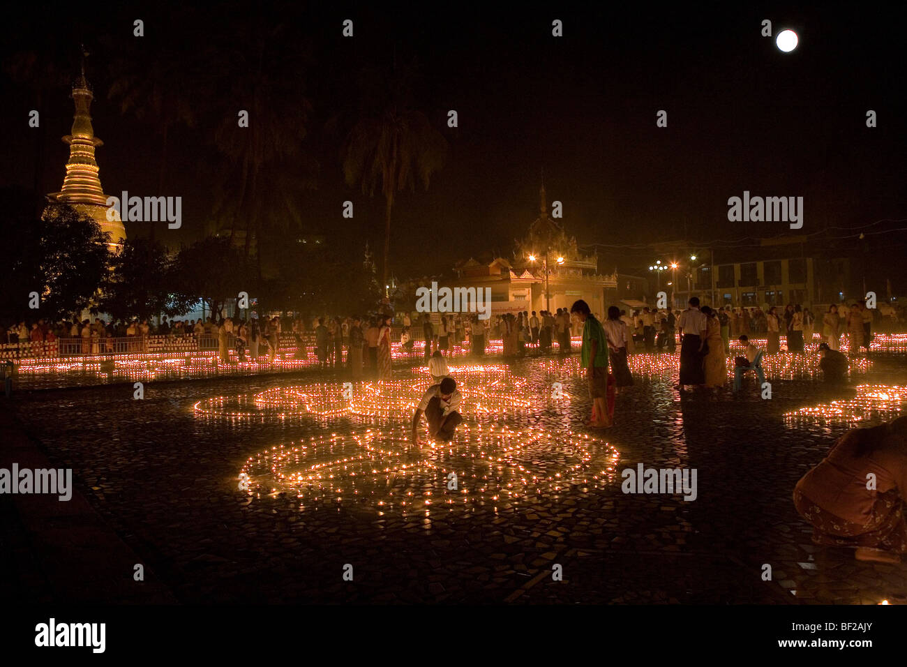 Buddhistische Gläubige Kerzen bei Vollmond, Gründe für die Botataung-Pagode bei Nacht, Yangon, Rangun, Myanmar, Burma Stockfoto