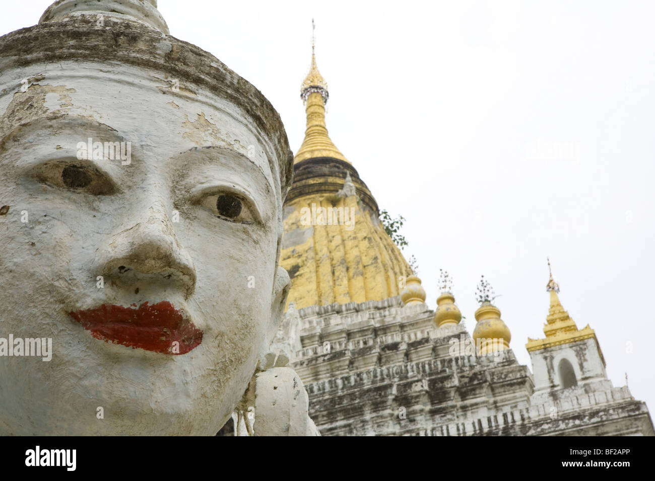 Kopf einer buddhistische Figur an eine Pagode am Taungthaman-See in Amarapura in der Nähe von Mandalay, Birma, Myanmar Stockfoto