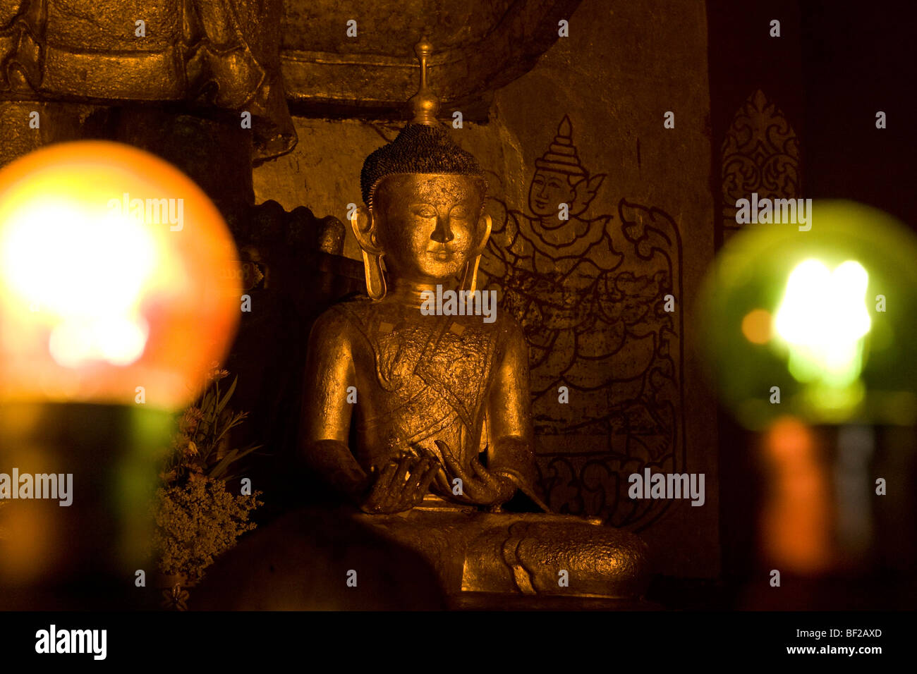 Goldene buddhistische Figur in Bagan, Myanmar, Burma Stockfoto