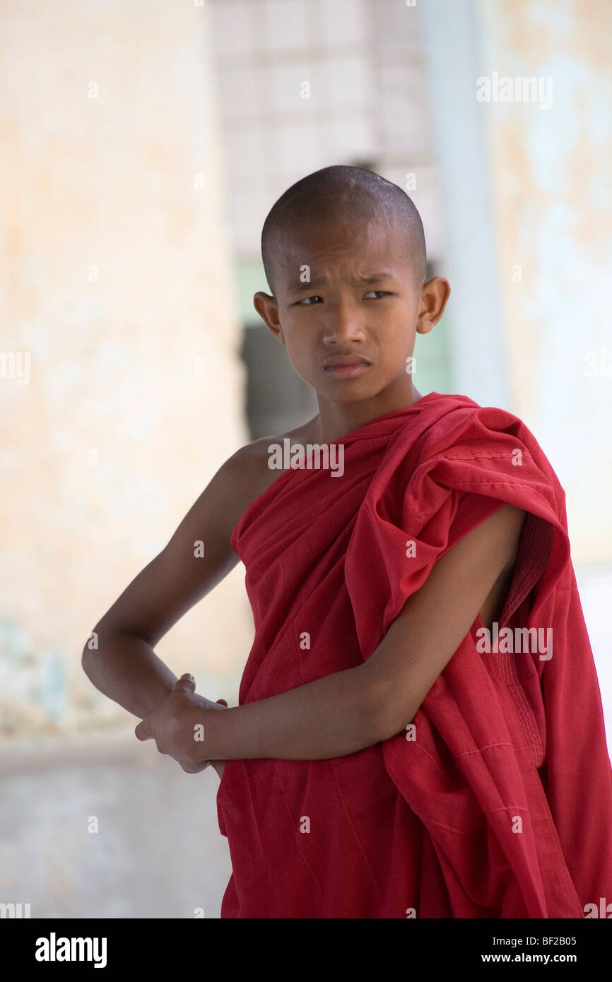 Junge buddhistische Mönch in der Nähe von Mount Popa, Birma, Myanmar Stockfoto