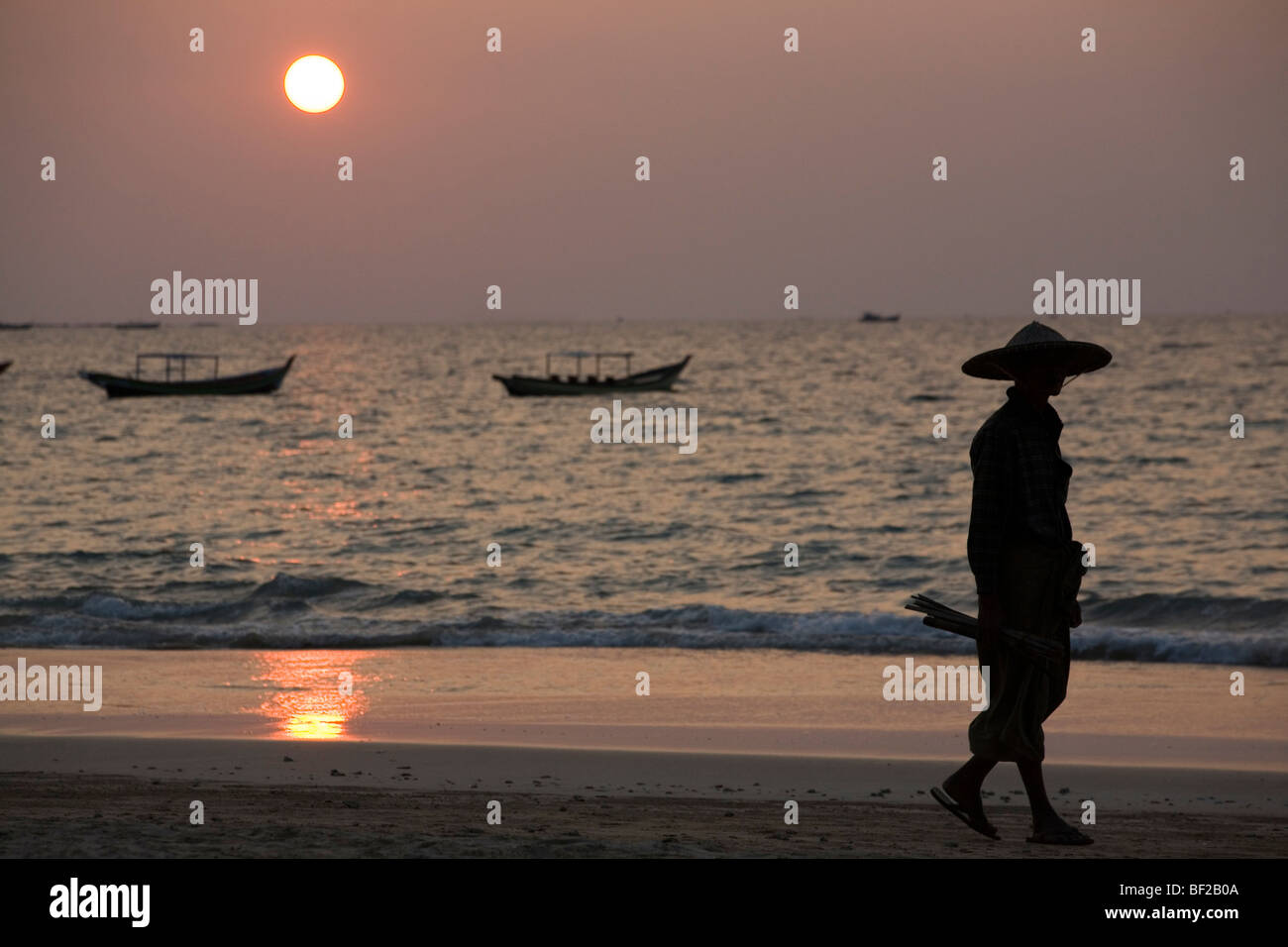 Fischer bei Sonnenuntergang in Ngapali Beach, Golf von Bengalen, Rakhine State in Myanmar Burma Stockfoto