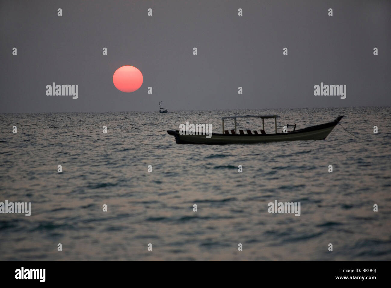 Fischerboot bei Sonnenuntergang in Ngapali Beach, Golf von Bengalen, Rakhine State in Myanmar Burma Stockfoto