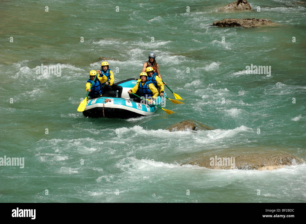 Wildwasser-Rafting auf dem Fluss Rapids in den Schluchten des Verdon, der Schlucht des Verdon oder dem Fluss Verdon Alpes-de-Haute-Provence Frankreich Stockfoto