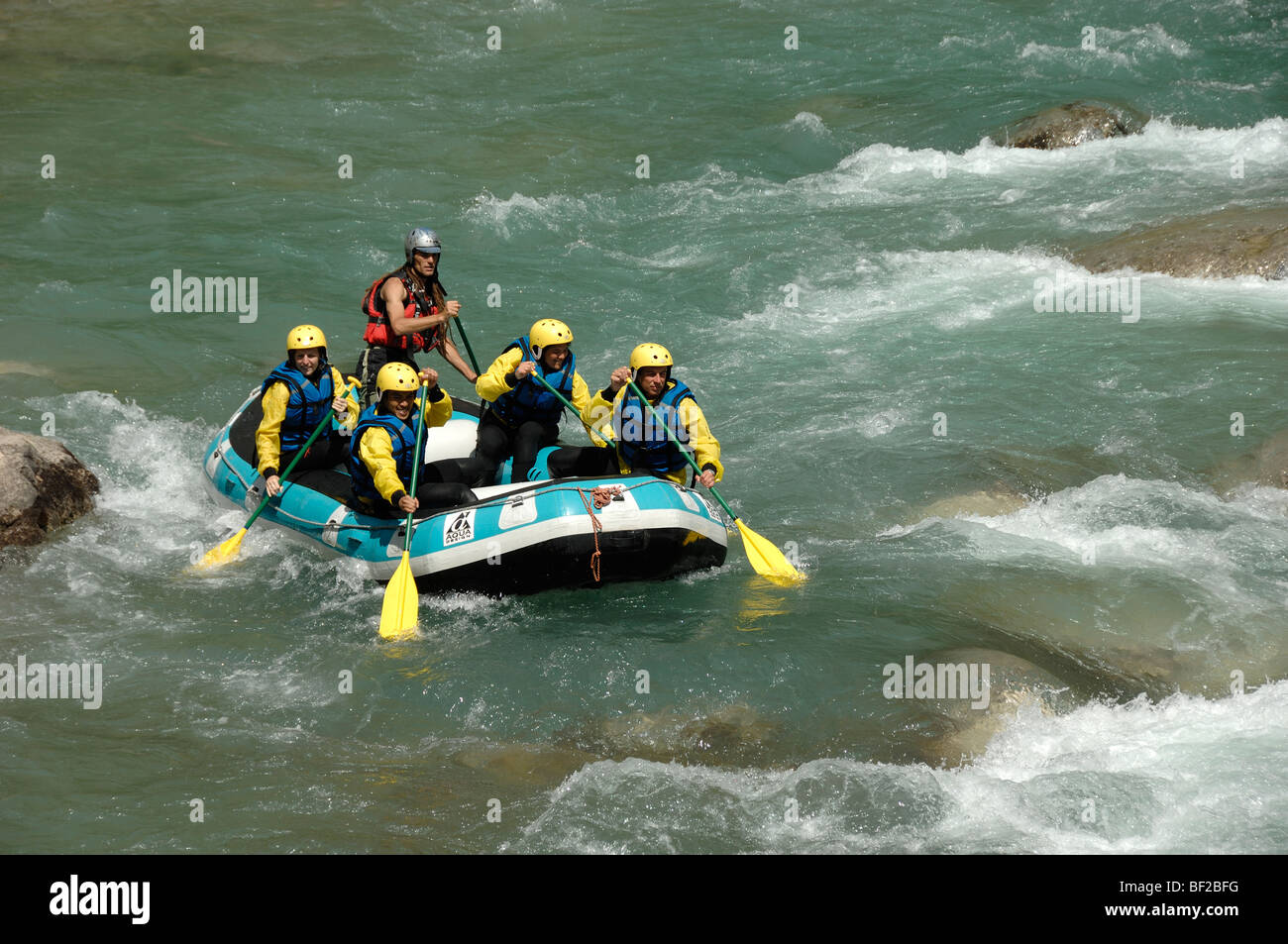 Wildwasser-Rafting auf dem Fluss Rapids in den Schluchten des Verdon oder der Schlucht des Verdon Alpes-de-Haute-Provence Frankreich Stockfoto