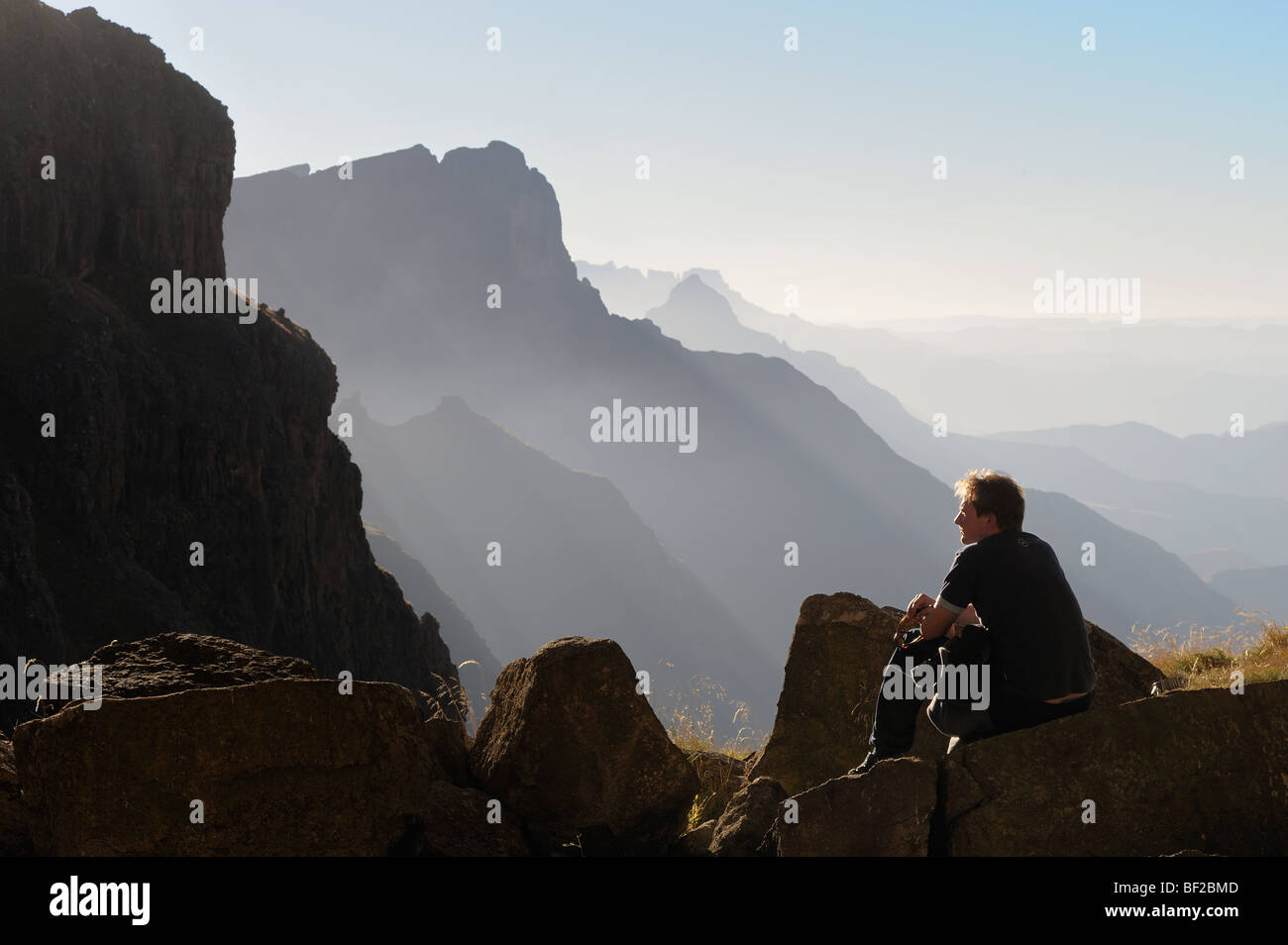 Wanderer mit Blick in Richtung South Peak von Twin Höhle im Drakensberg Ukhahlamba Nationalpark, Kwazulu Natal, Südafrika Stockfoto