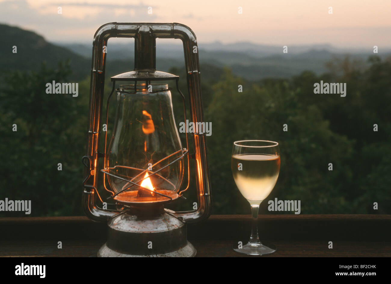 Paraffin-Laterne und ein Glas Wein, Provinz Mpumalanga, Südafrika Stockfoto