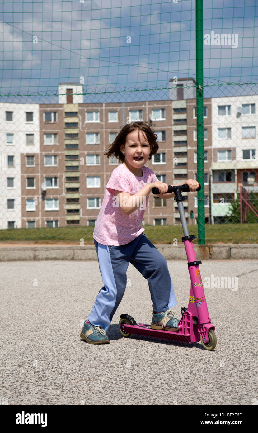 kleines Mädchen mit spielen - Roller Stockfoto