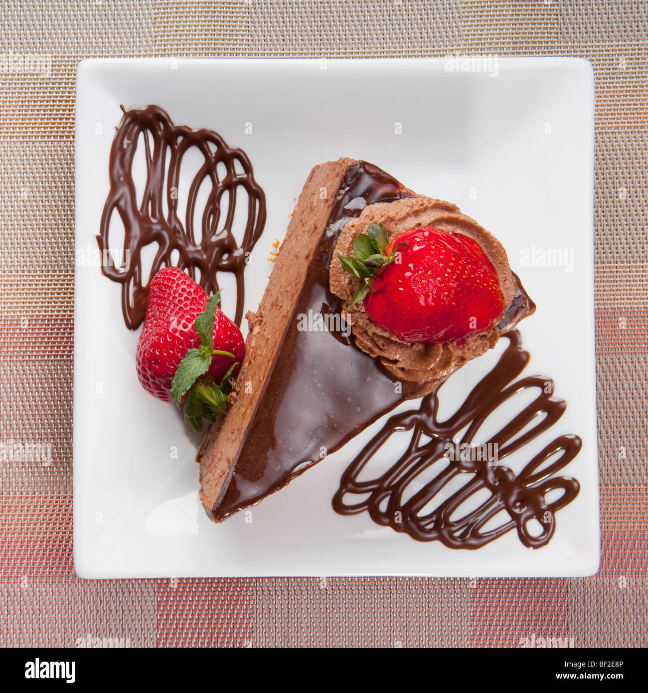 Mousse au Chocolat Torte mit Erdbeeren serviert Stockfoto