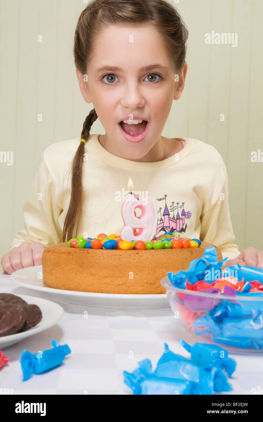 Porträt eines Mädchens mit einer Geburtstagstorte Stockfoto