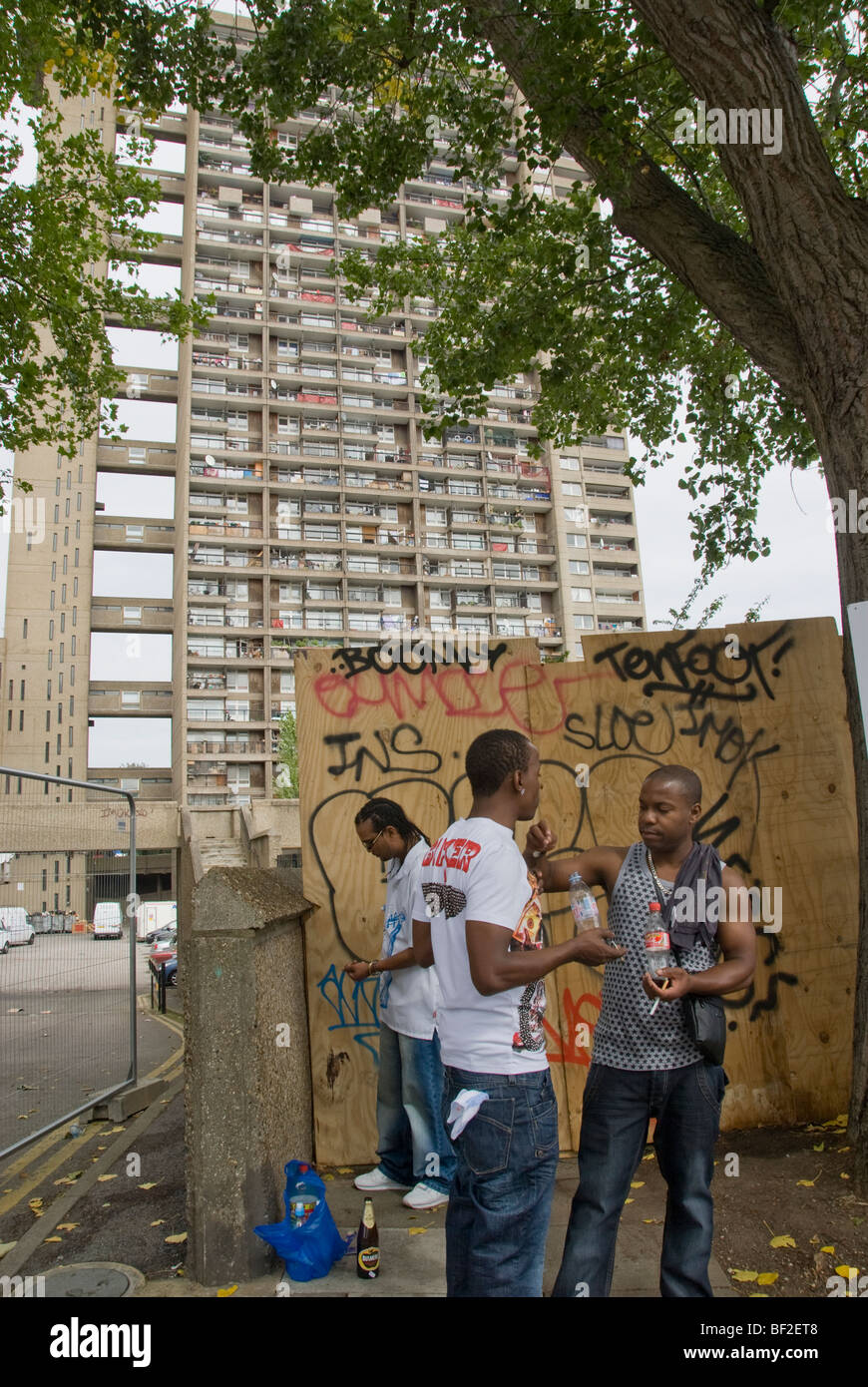 Junge Männer vor Graffiti und Highrise Anwesen Trellick Türme herumhängen Stockfoto