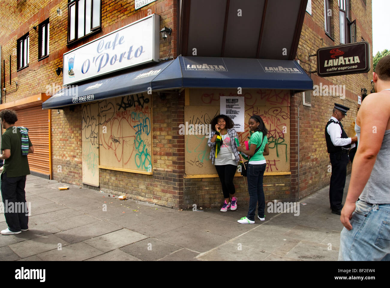 Weststraße London mit geschlossen und mit Brettern vernagelt Ladenfront Stockfoto