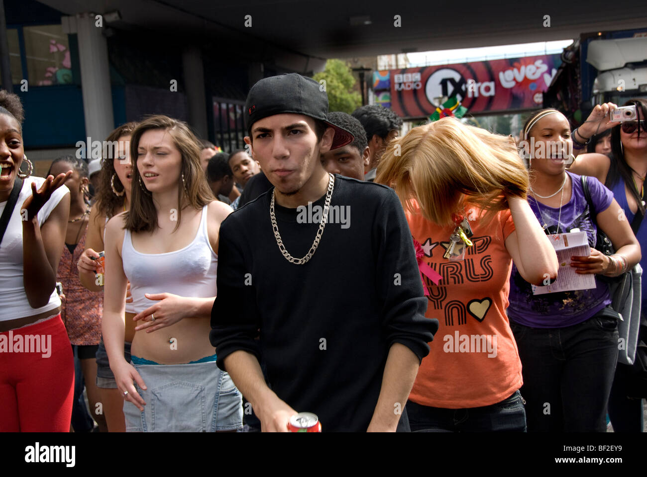 Multikulturelle Straße überfüllt Notting Hill Carnival Zeitpunkt, in Westlondon Stockfoto