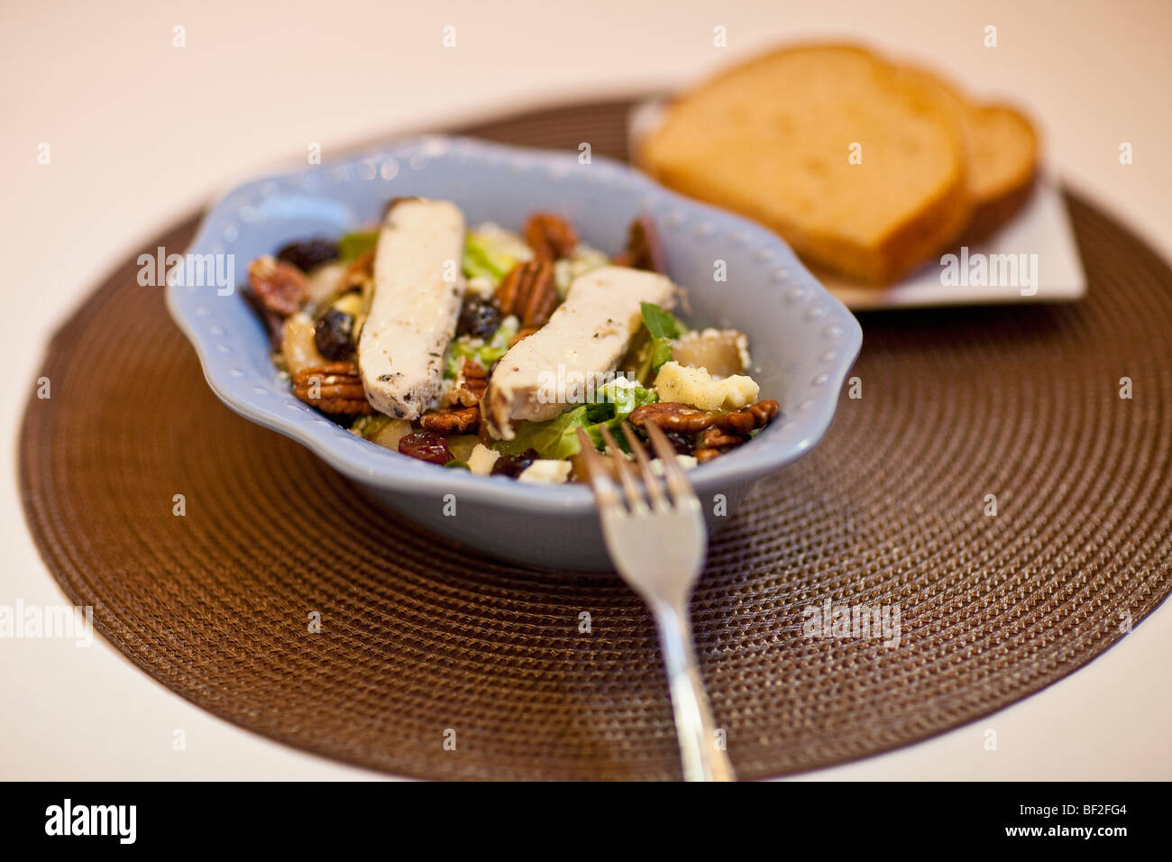 Vogelperspektive Blick auf einen Salat mit Brot Stockfoto