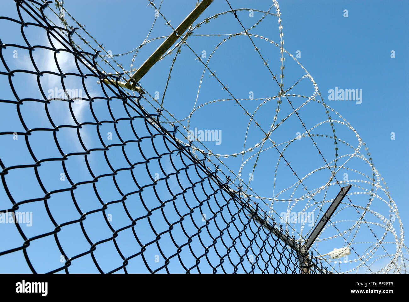 Stacheldrahtzaun Sicherheit gegen blauen Himmel - zu halten Stockfoto