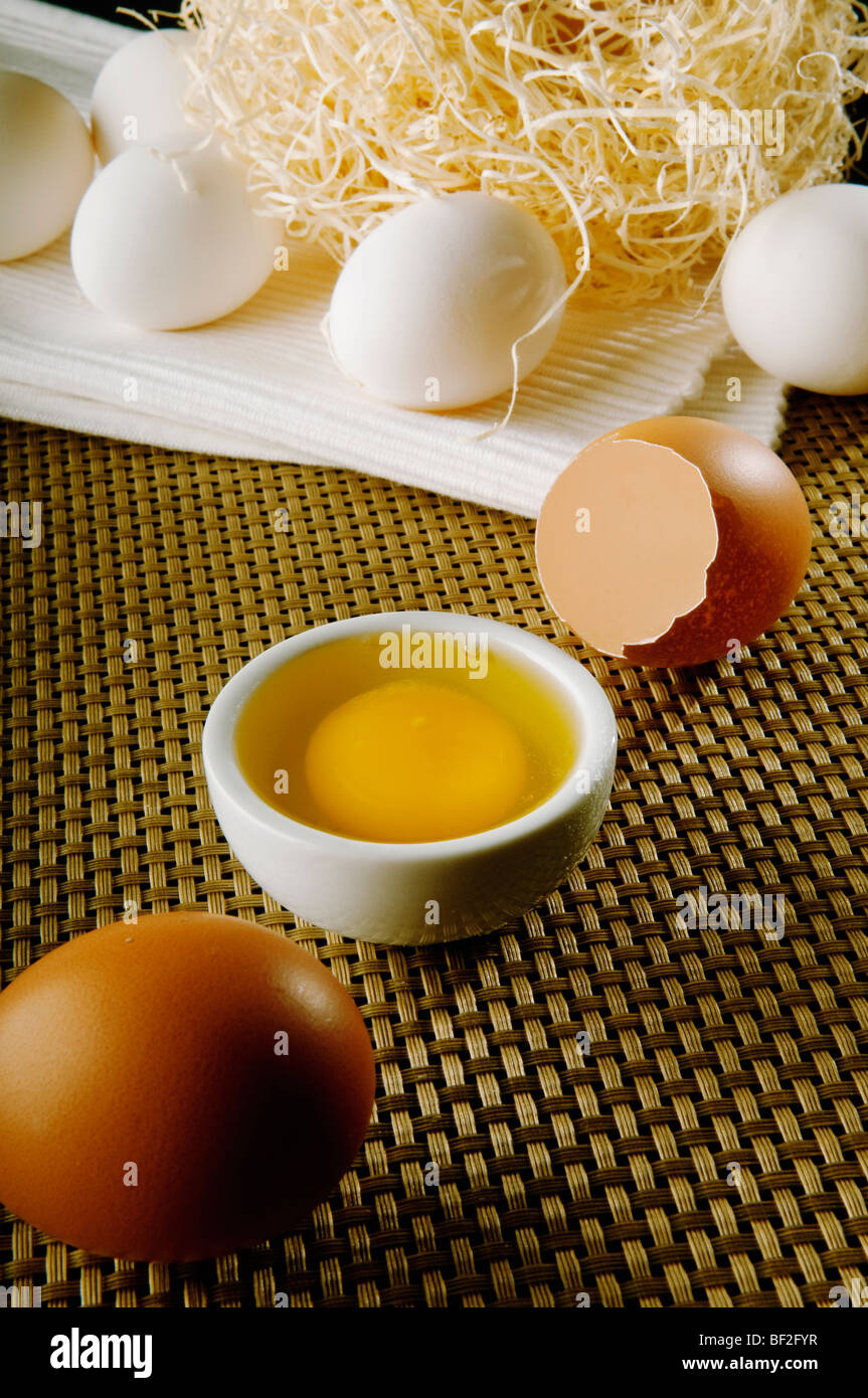 Nahaufnahme von einem braunen Ei mit weißen Eiern Stockfoto