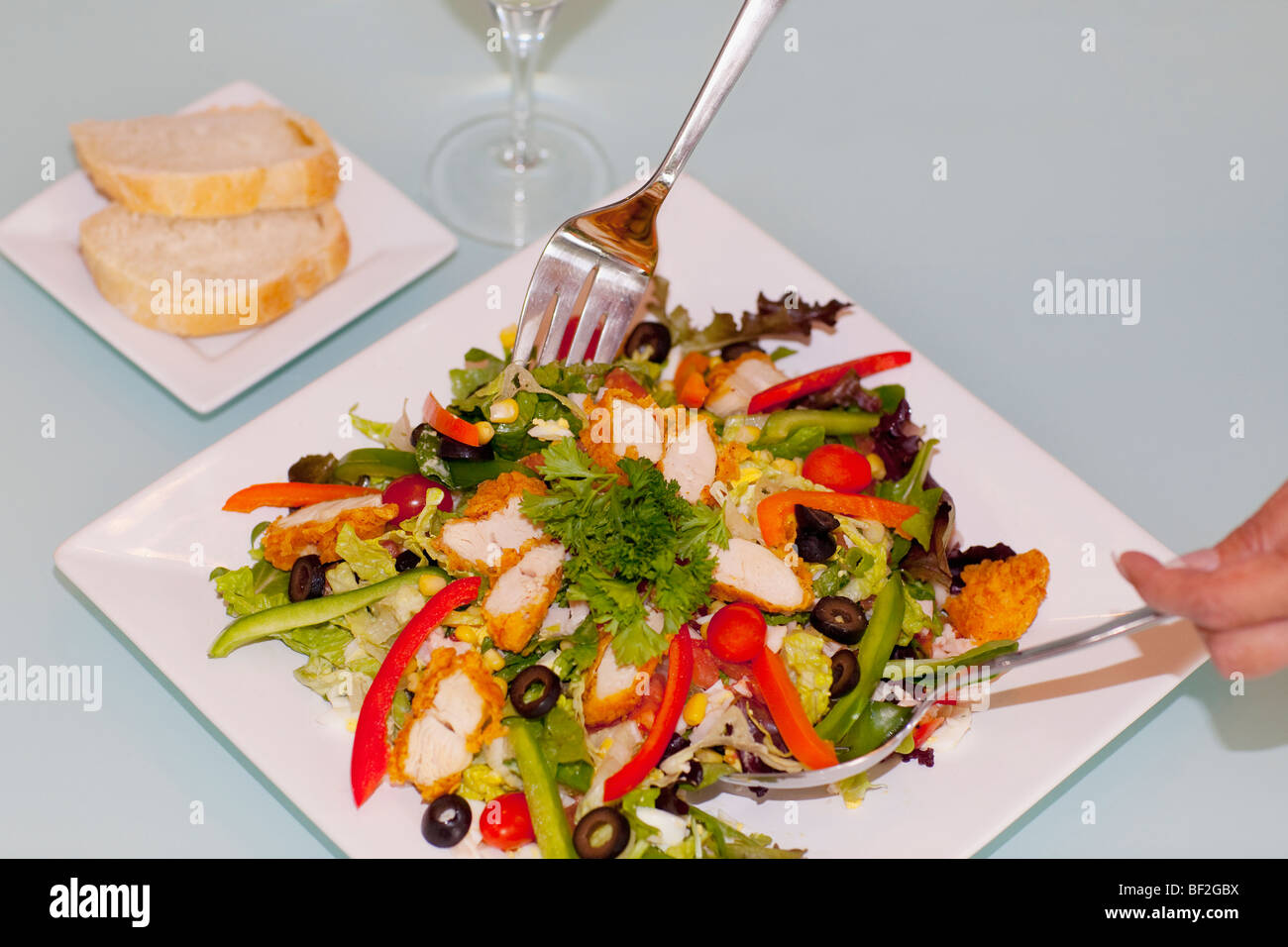 Nahaufnahme einer Person Hand warf Salat Stockfoto