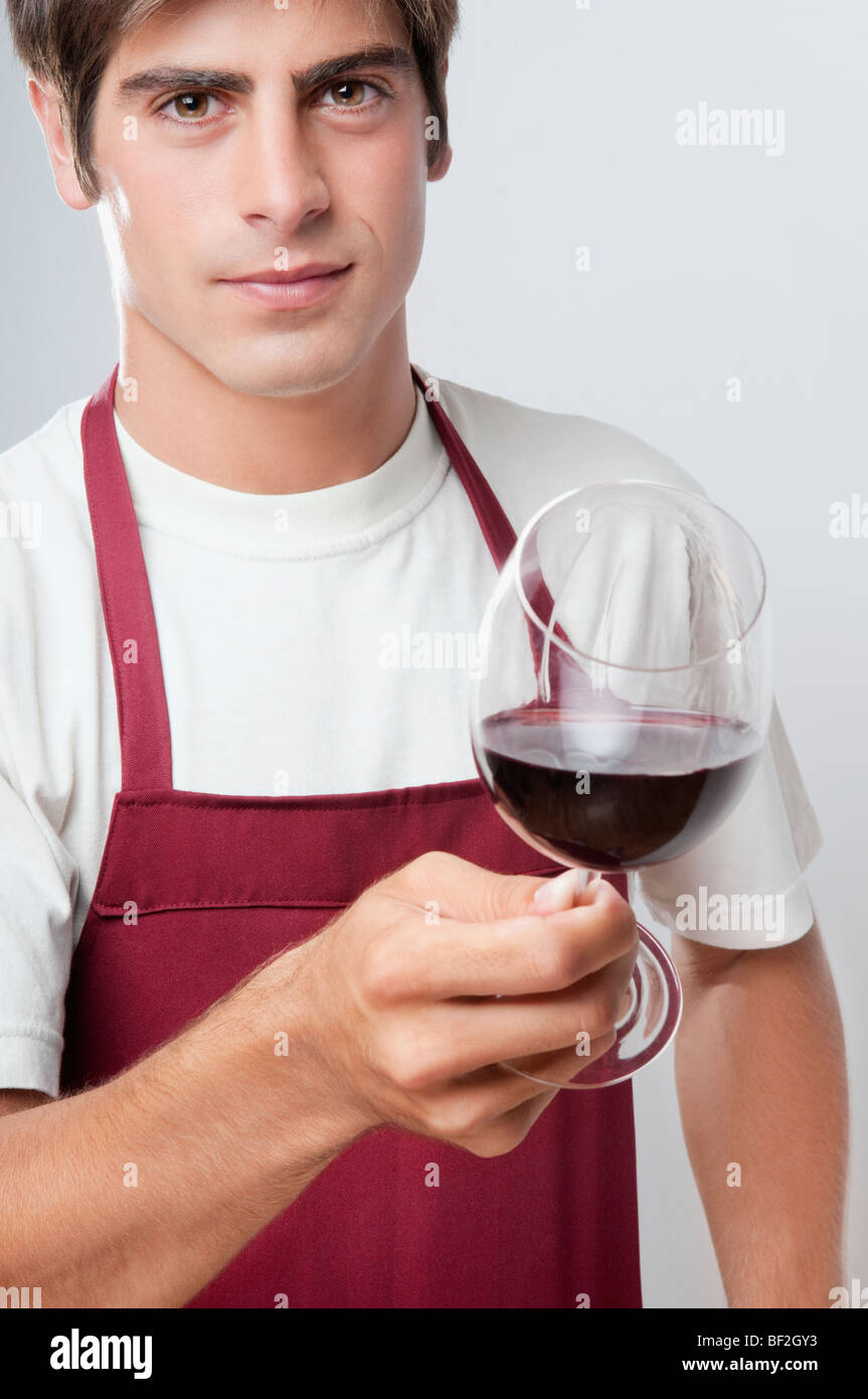 Porträt eines Mannes mit einem Glas Rotwein Stockfoto