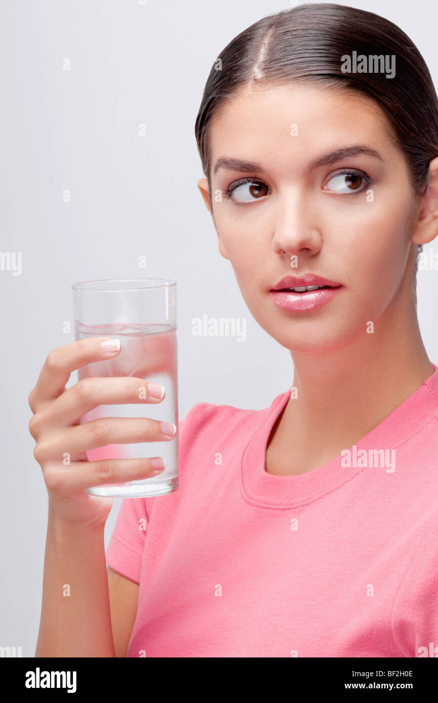 Nahaufnahme einer Frau mit einem Glas Wasser Stockfoto