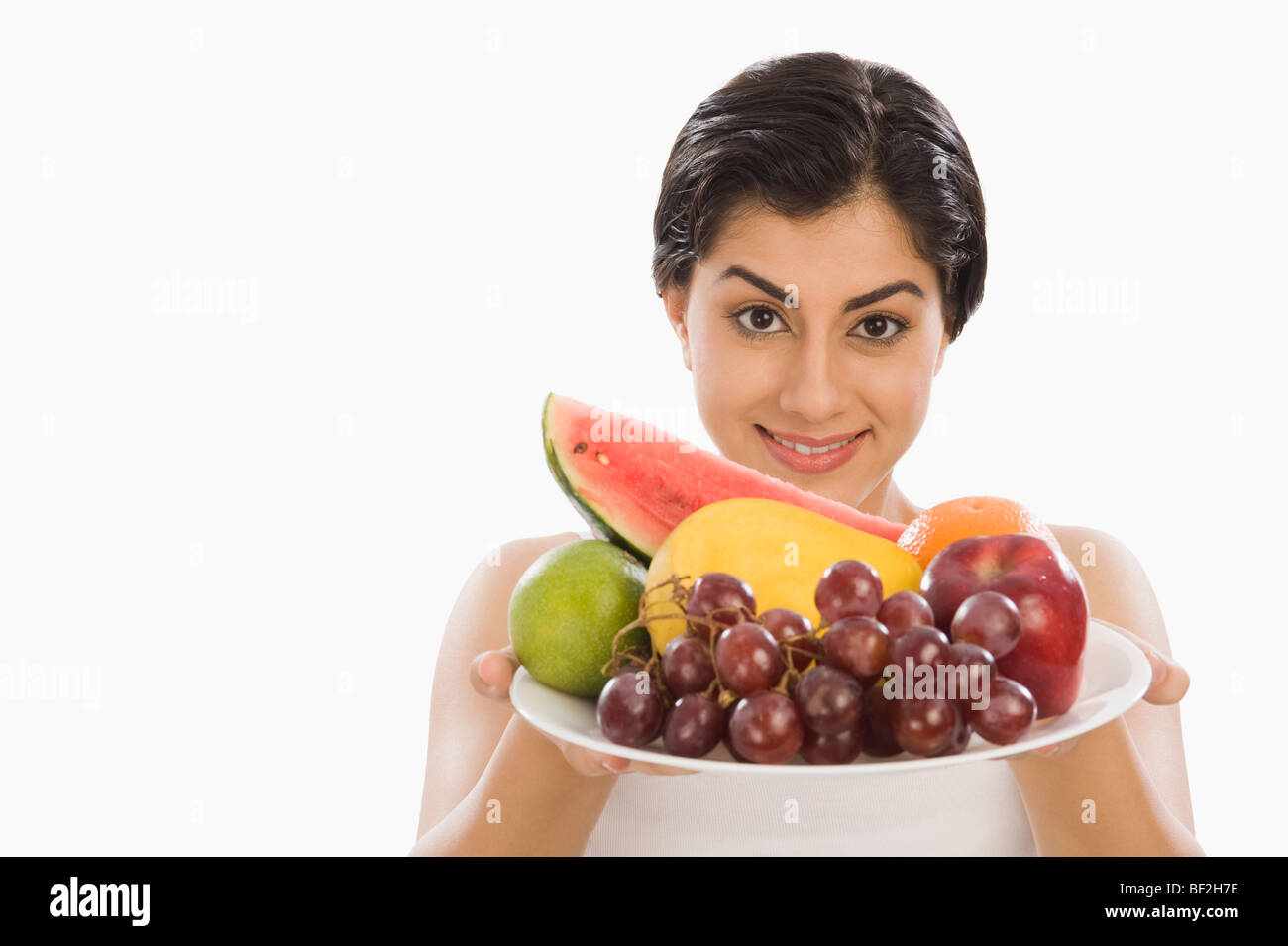 Porträt einer Frau mit einen Teller mit verschiedenen Früchten Stockfoto