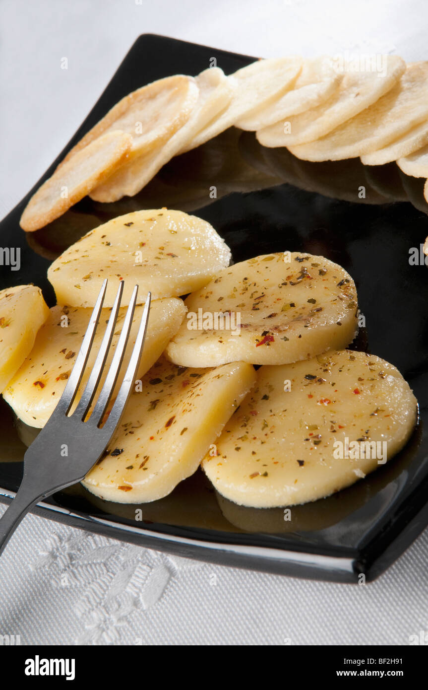 Nahaufnahme von herbed Kartoffelscheiben in einer Platte Stockfoto