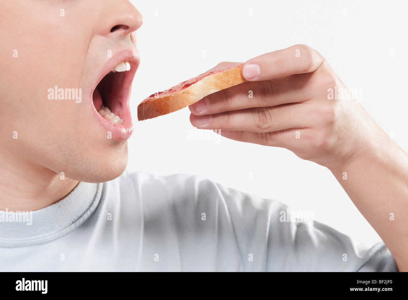 Mann isst Marmelade auf toast Stockfoto