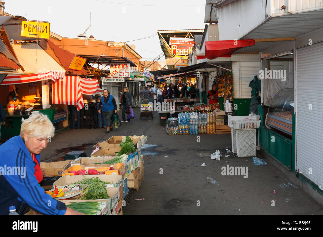 Ukrainer sind auf den Straßen von Privoz Markt, Odessa, Ukraine, Oktober 2009 einkaufen. Stockfoto