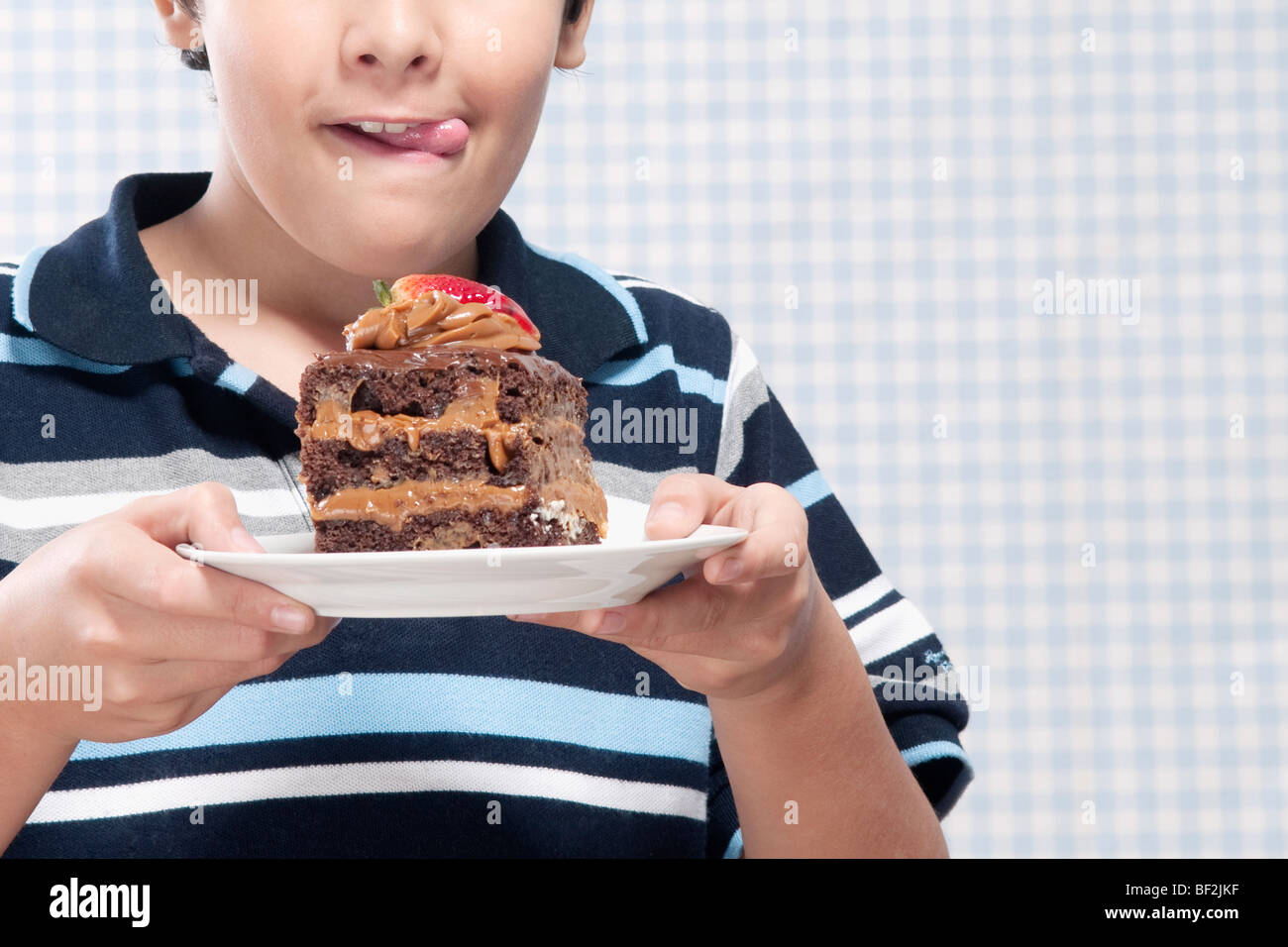 Junge hält einen Teller mit Schokolade Gebäck Stockfoto