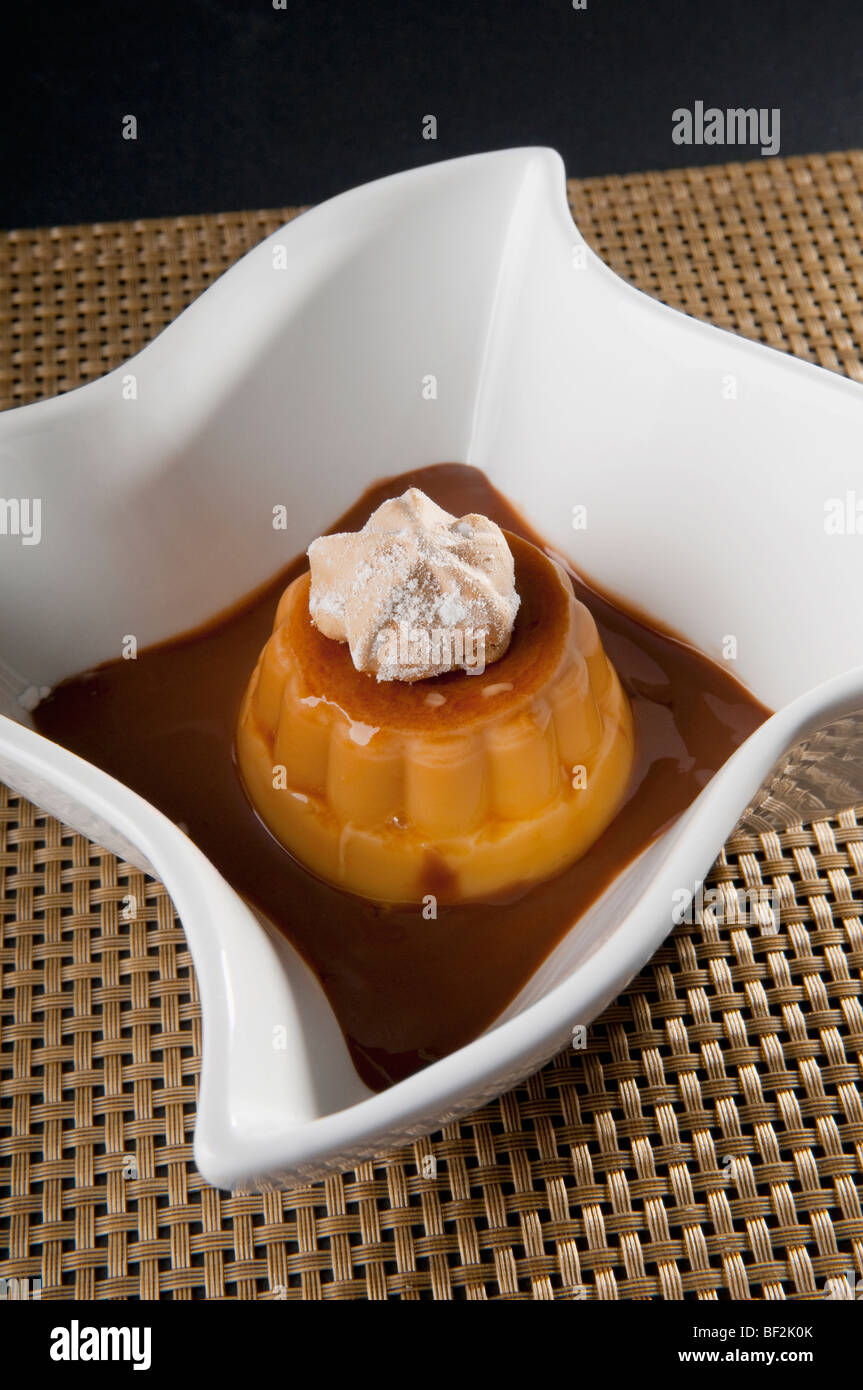 Nahaufnahme der Baiser gekrönt Caramel Pudding Stockfoto