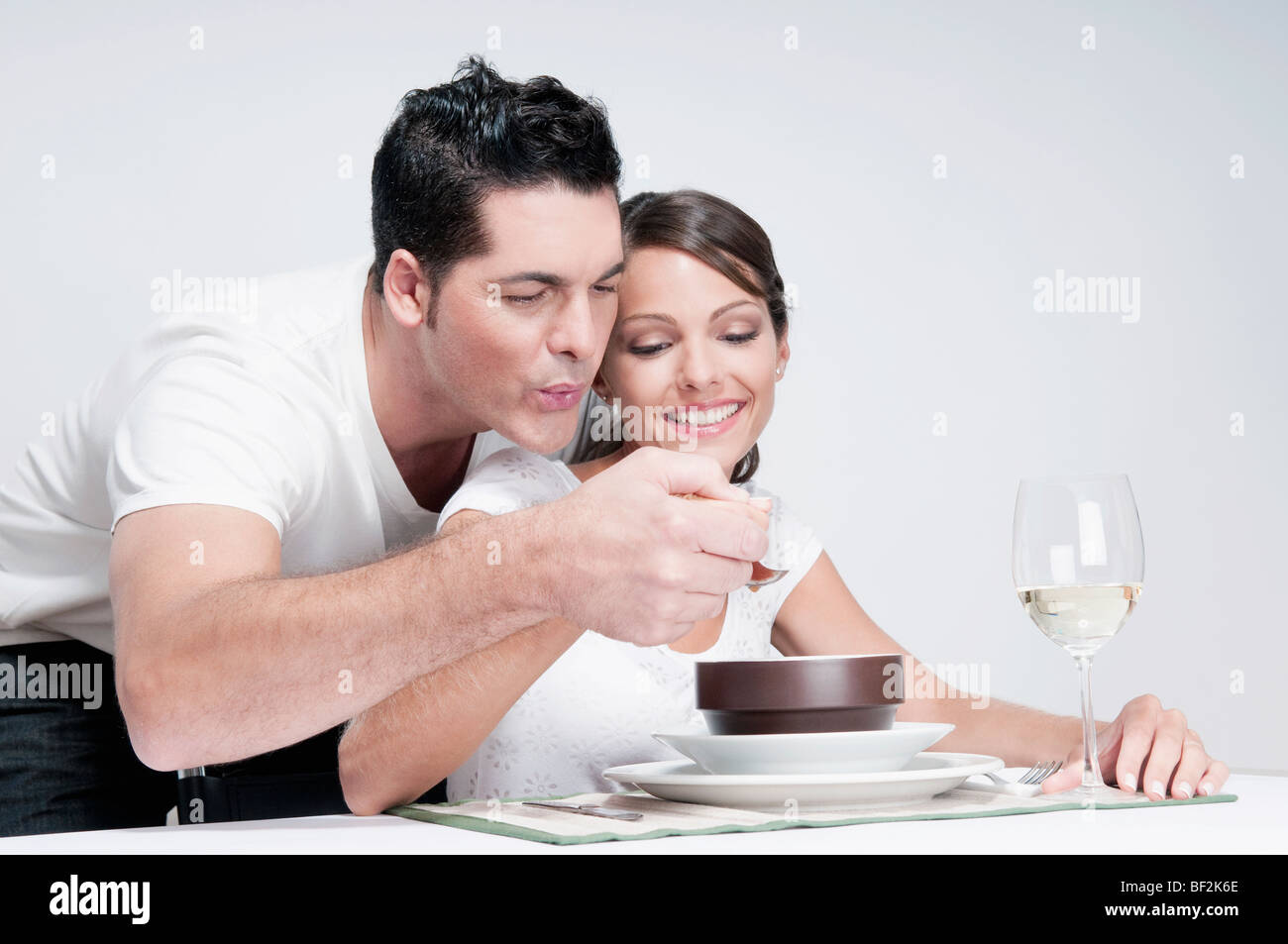 Mann, die Verfütterung von Suppe an seine Frau Stockfoto