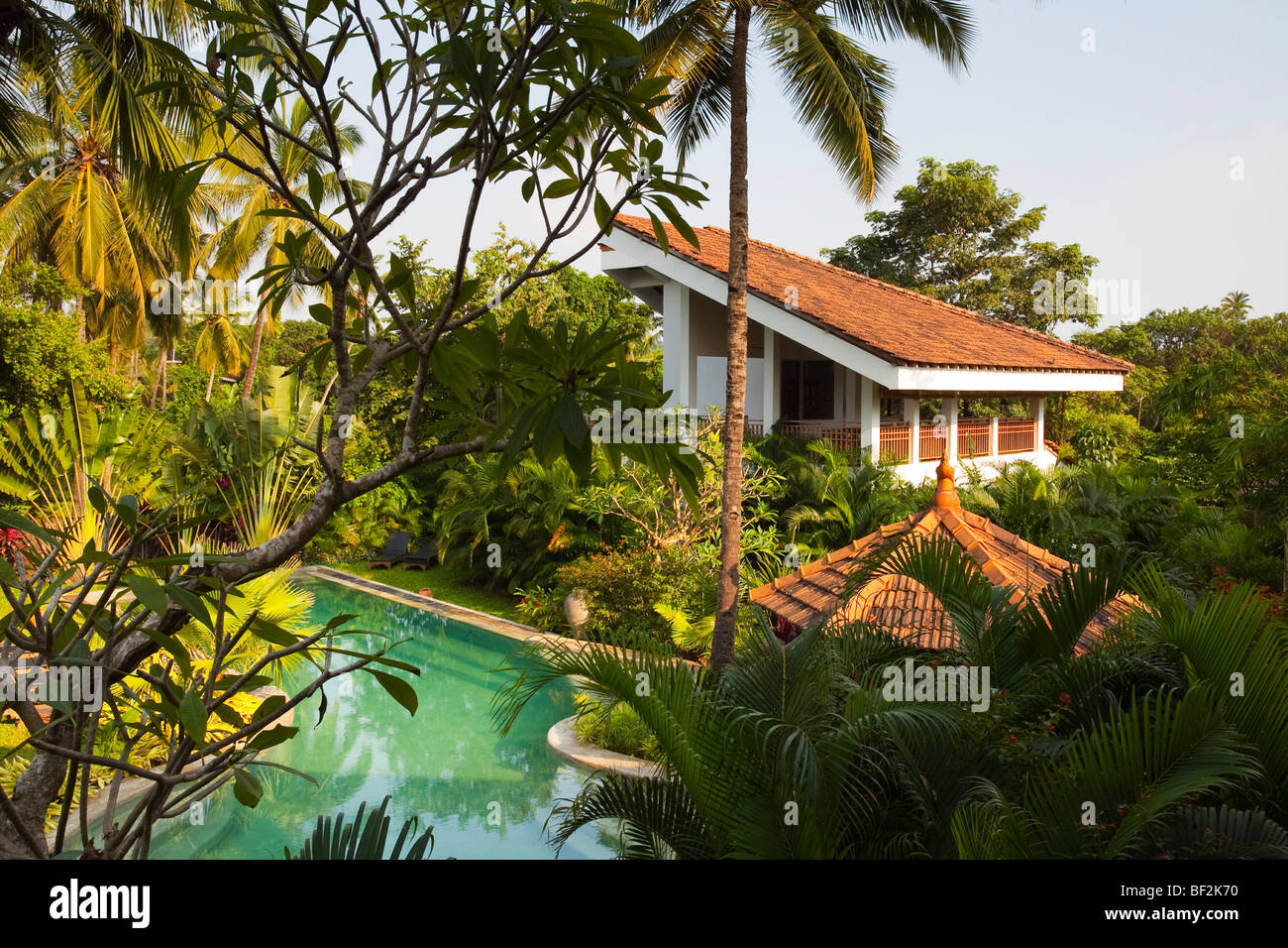 Eine tropische moderne Luxusvilla inmitten tropischer Gärten Stockfoto