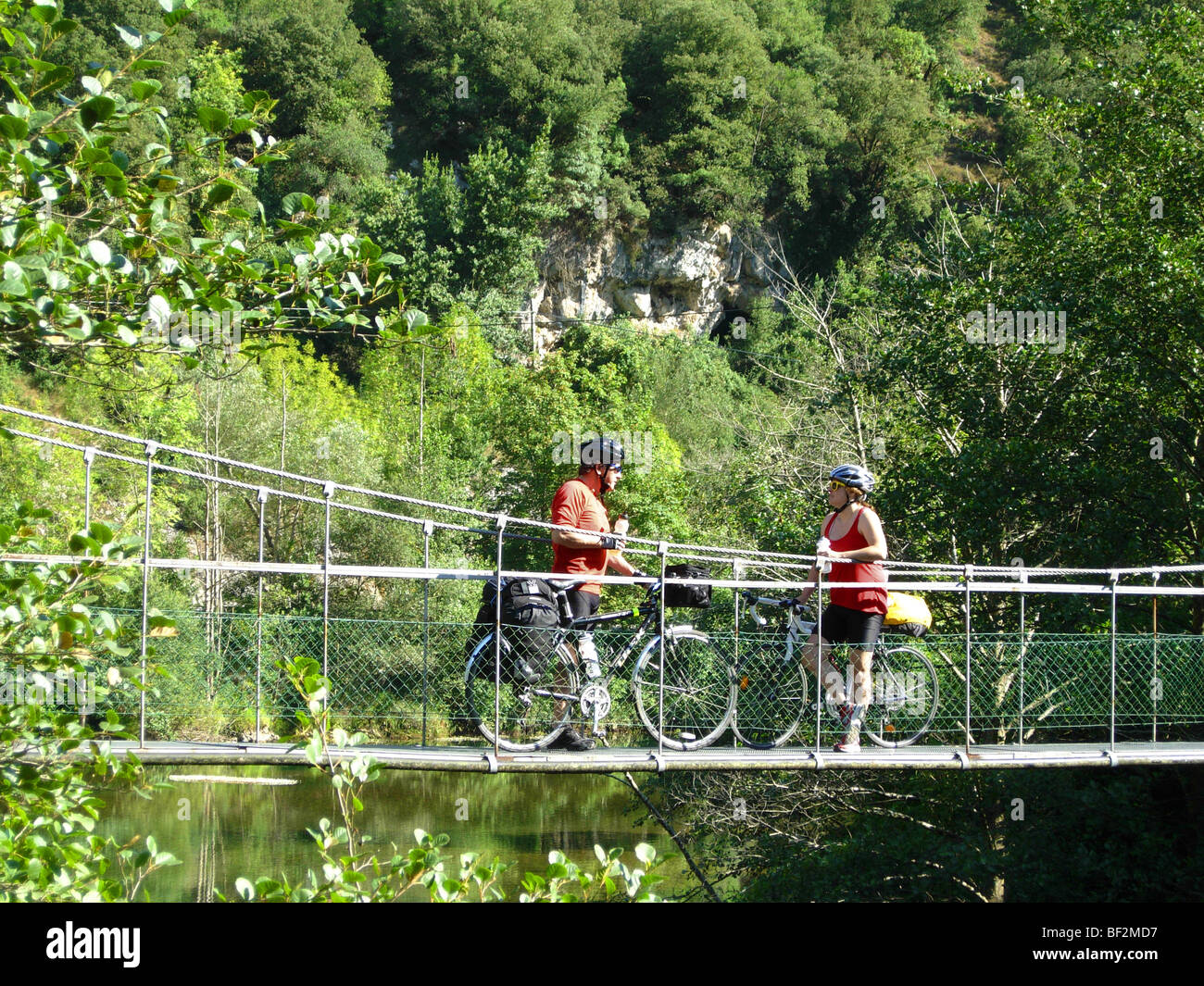 zwei Radfahrer ruht auf einer Stahlbrücke über den Fluss sorgen in Nordspanien Stockfoto