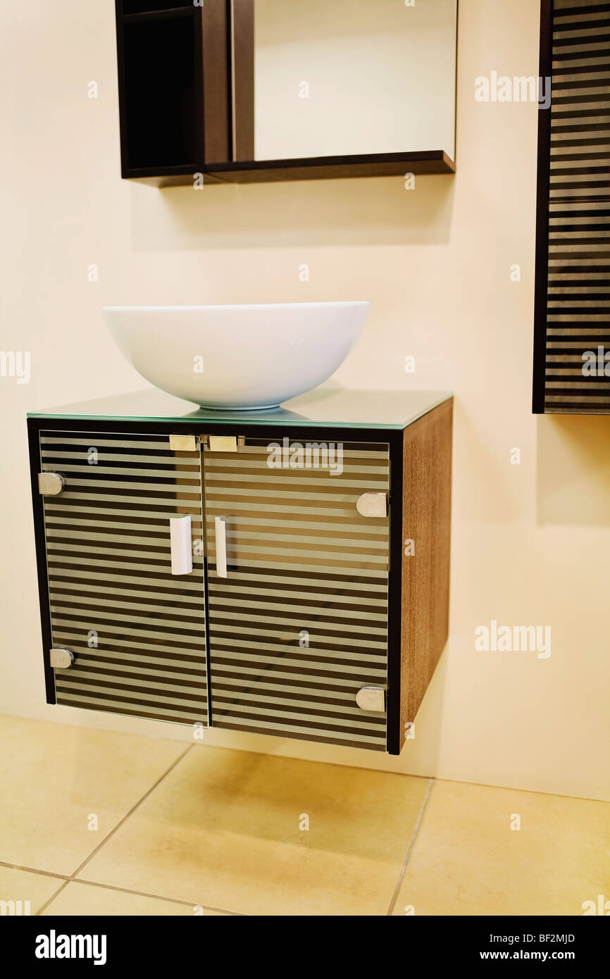 Waschschüssel auf einer Ablage im Bad Stockfoto