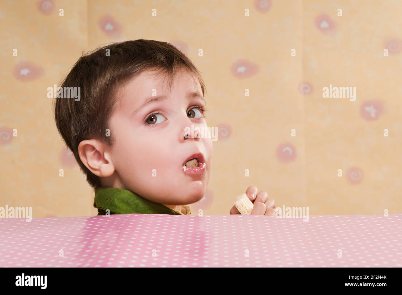 Nahaufnahme eines jungen eine Tafel weiße Schokolade essen Stockfoto