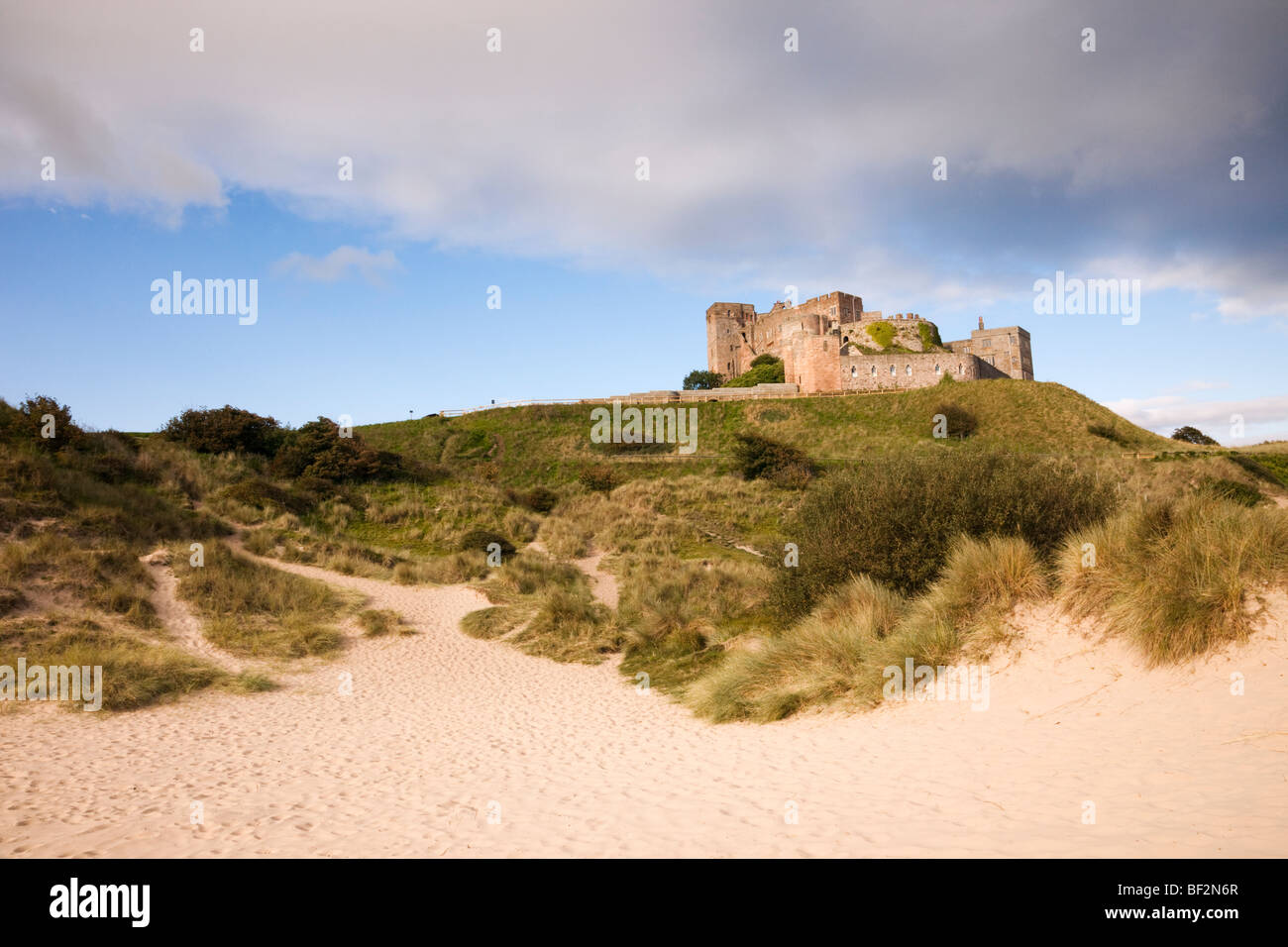 Sand Dünen SSSI und Bamburgh Castle. Bamburgh, Northumberland, England, Vereinigtes Königreich, Großbritannien. Stockfoto