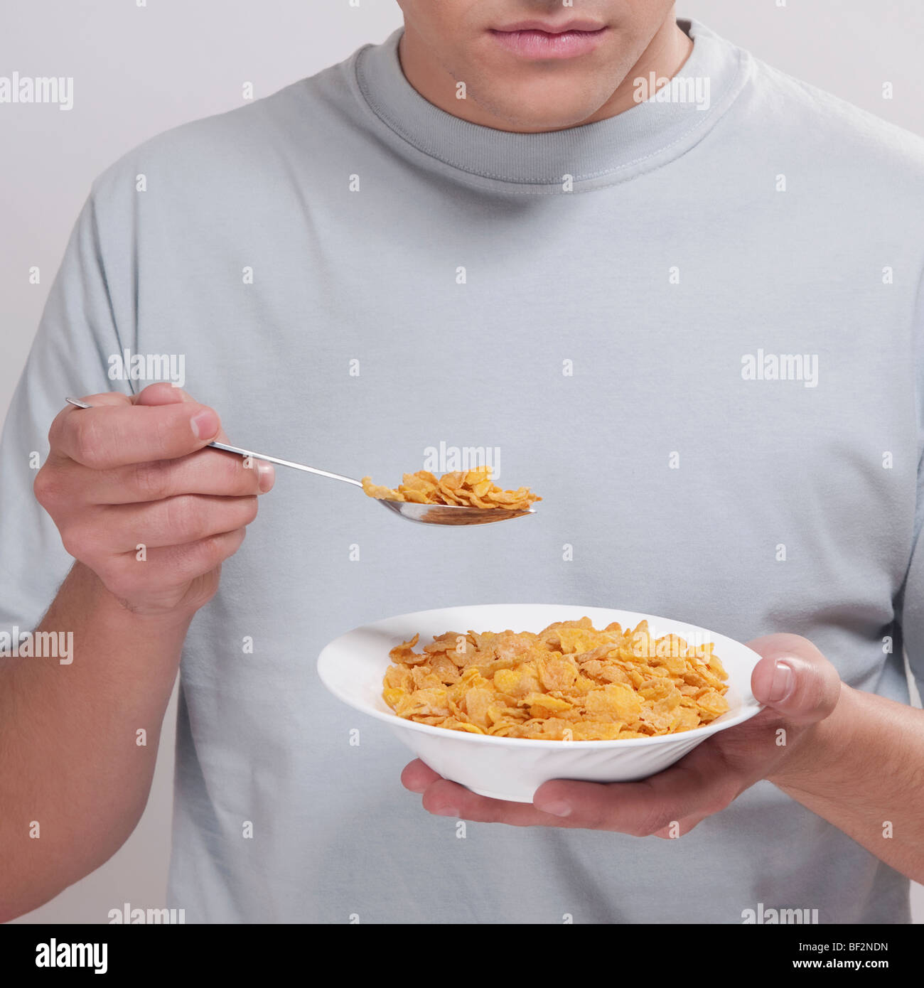 Mann isst Cornflakes Stockfoto