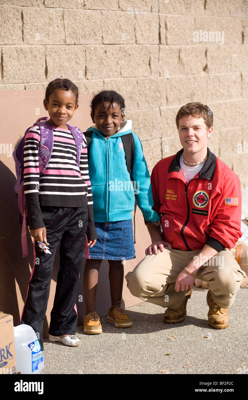 City Jahr Teilnehmer posiert mit zwei Studenten an Buche Elementary School, Manchester NH. Stockfoto