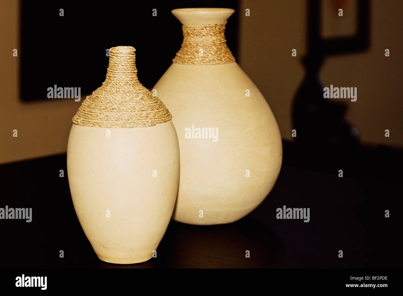 Zwei Vasen auf dem Tisch Stockfoto