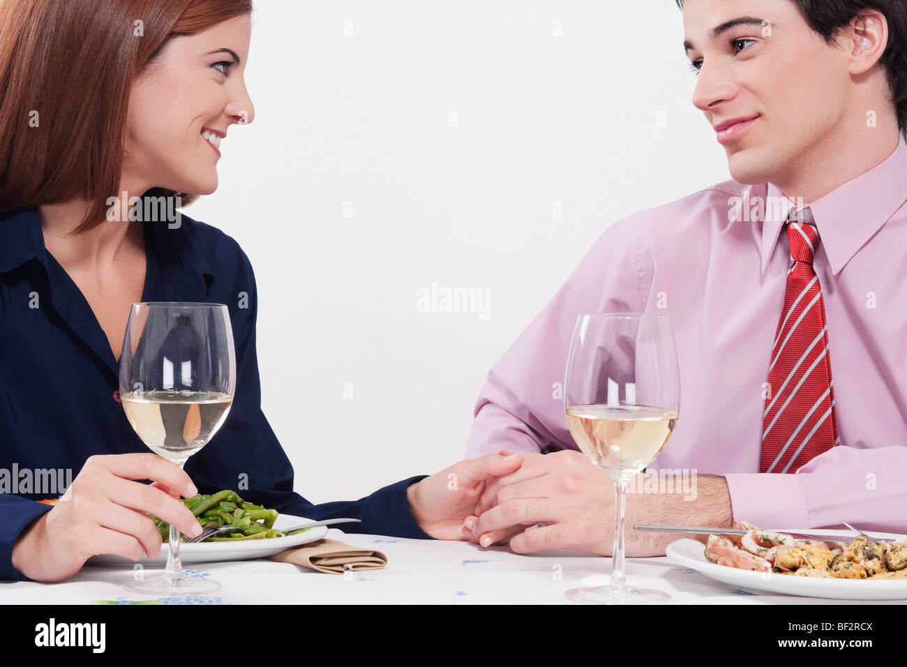 Paar genießt gemeinsames Abendessen Stockfoto