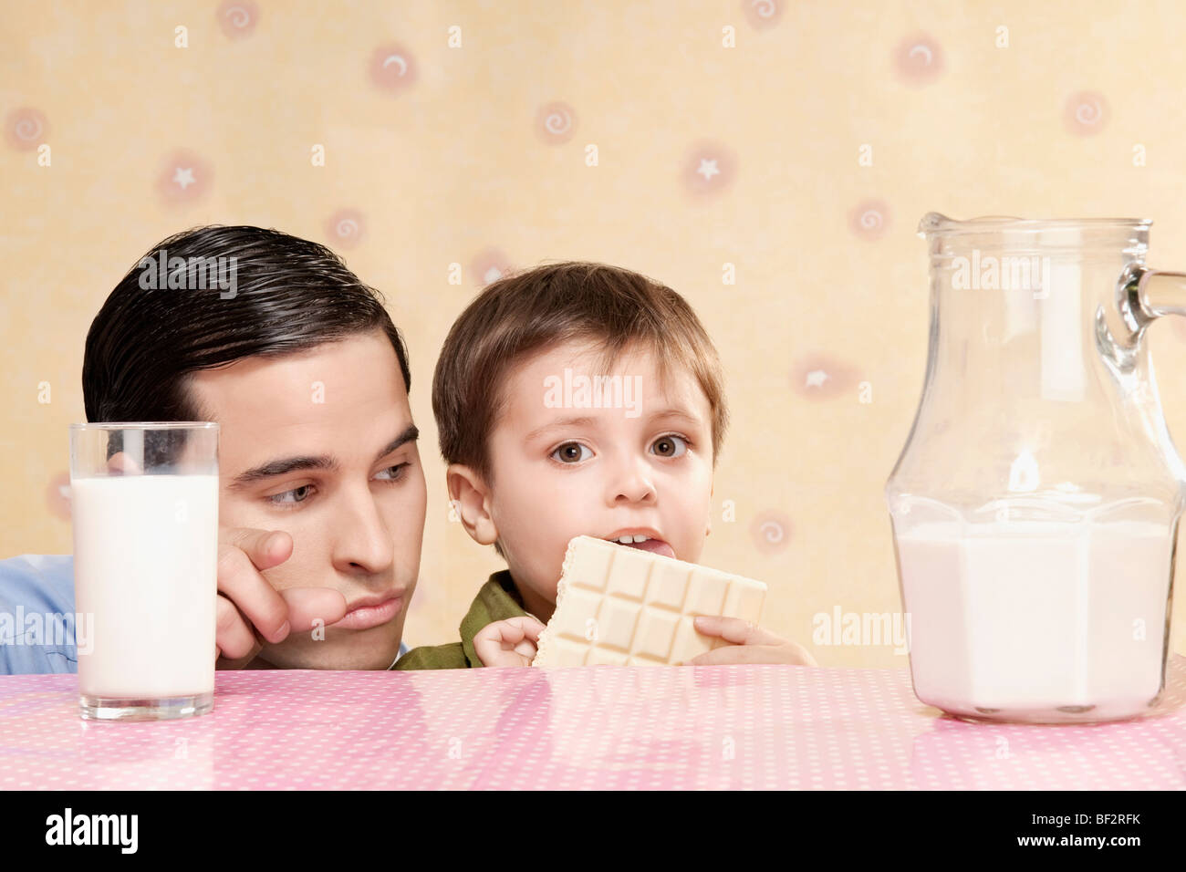 Nahaufnahme eines Vaters mit seinem Sohn am Frühstückstisch Stockfoto