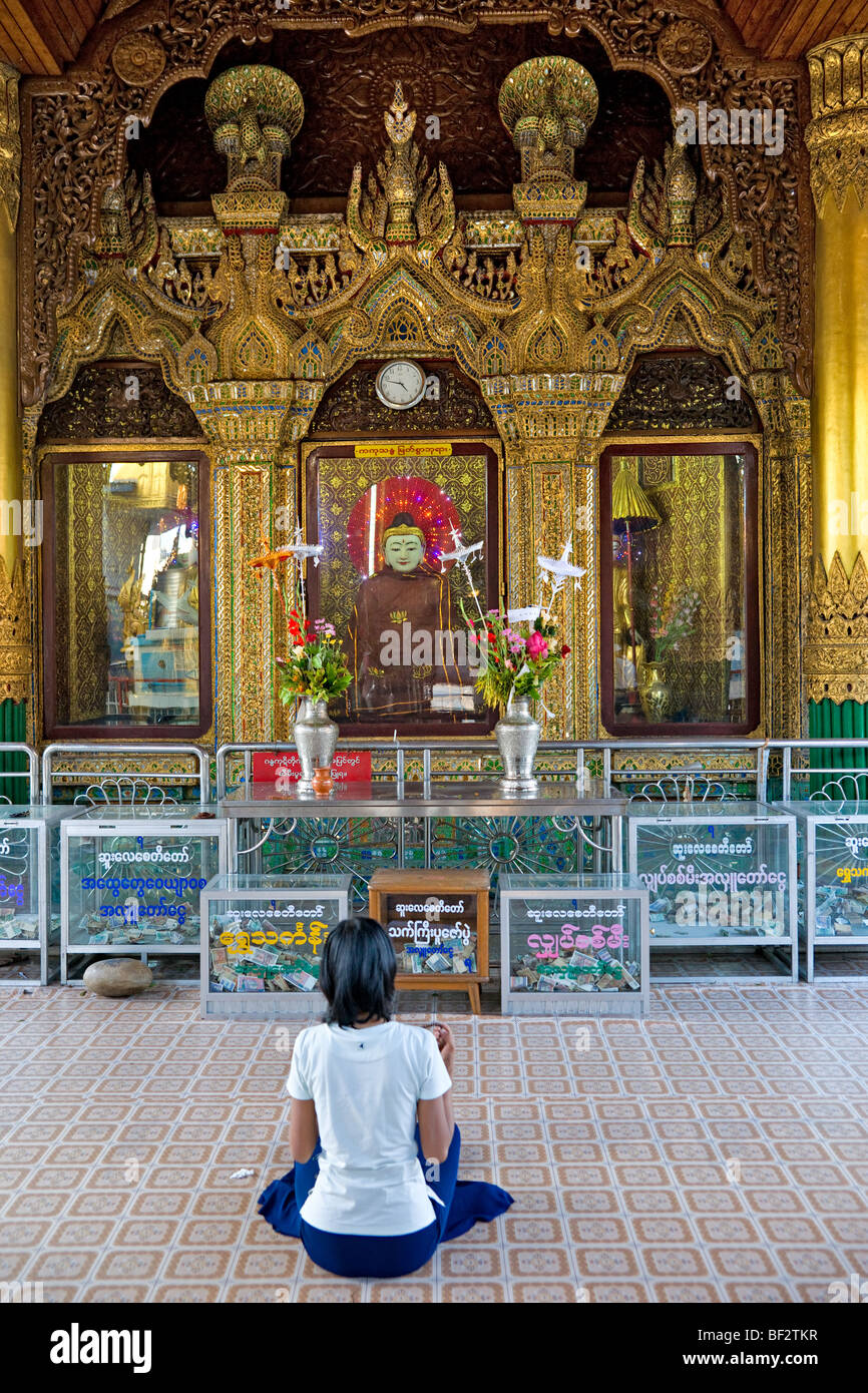 Frau beten am Sule Paya, Yangon, Myanmar. Stockfoto