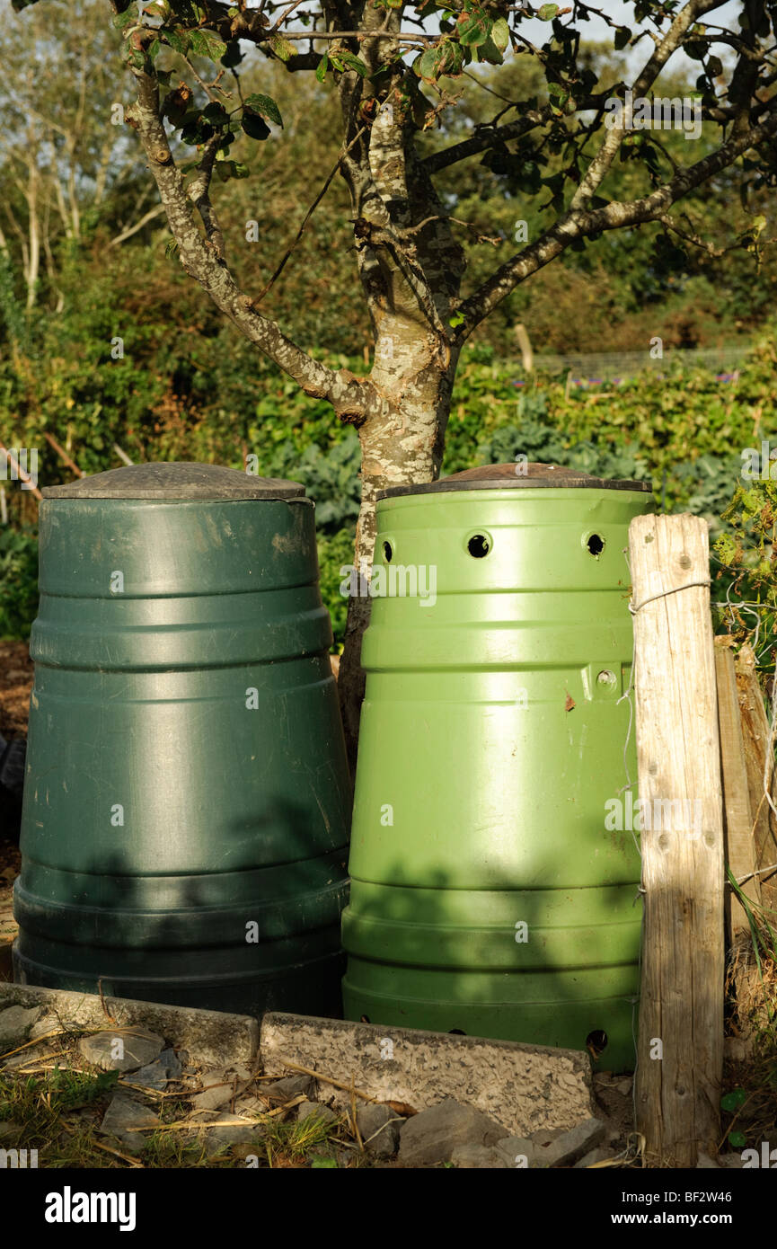 Zwei grüne Kunststoff Komposter auf einen Schrebergarten Aberystwyth Wales UK Stockfoto