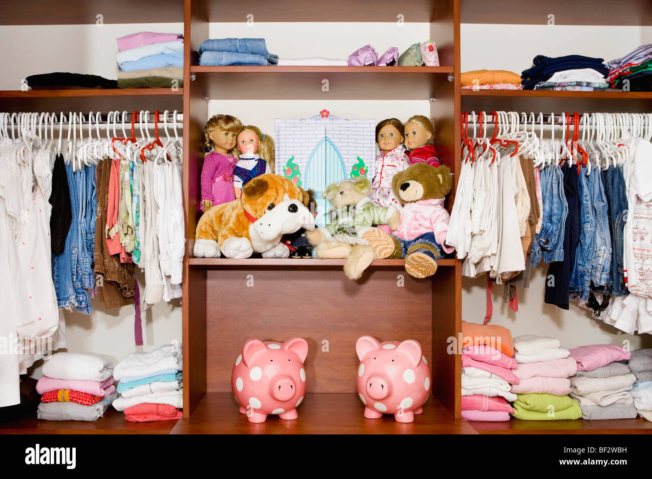 Kleidung und Spielzeug in einem Kleiderschrank Stockfoto