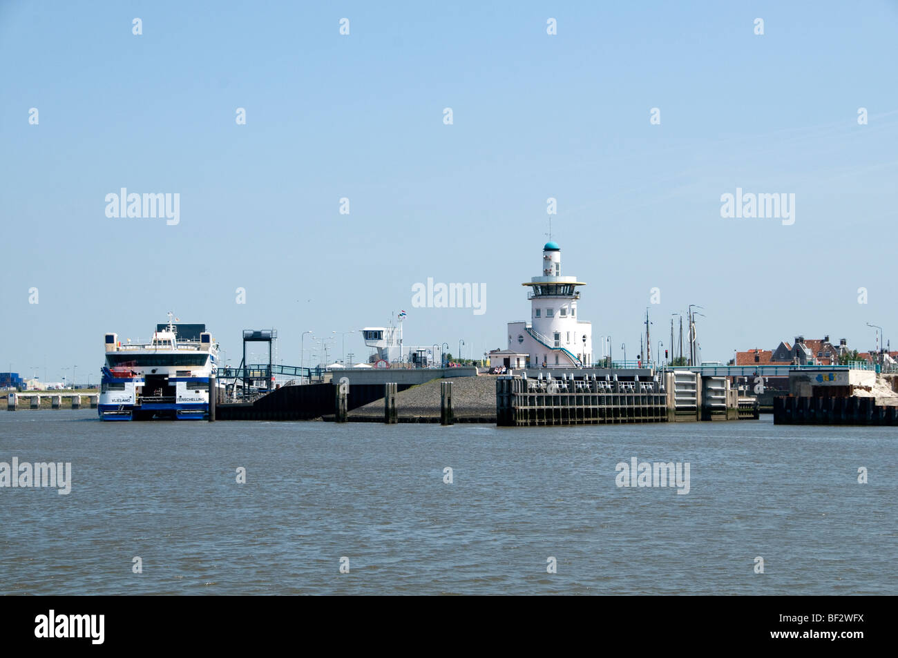 Harlingen Leuchtturm Wattenmeer Wad Meer Ebbe Flut Ebbe und Flut Hafen Port Friesland Niederlande Holland Segelboot Stockfoto