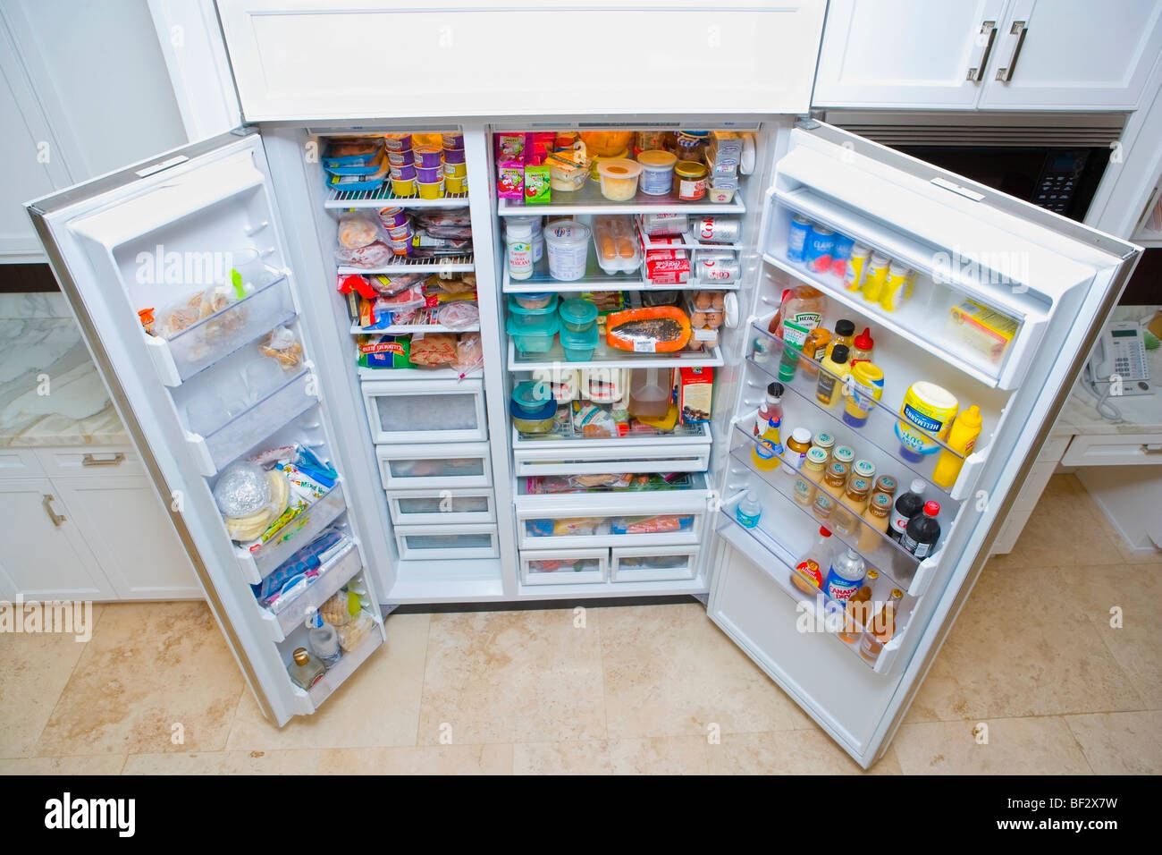 Kühlschrank gefüllt mit sortierten Lebensmittel Stockfoto